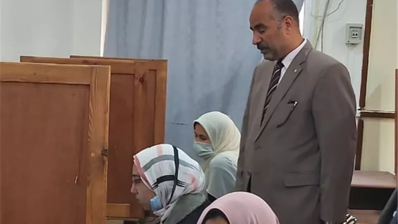 الفولي يهنيء الطالبة الأولى على مستوى الجمهورية فى مسابقة ميكروسوفت