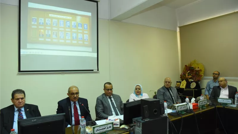 مجلس كلية الطب يكرم رئيس جامعة أسيوط
