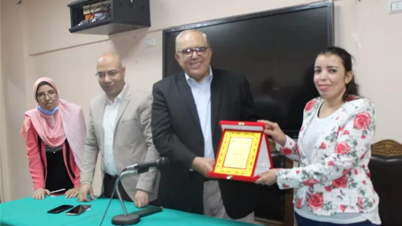تكريم العاملين بالبرمجيات والسلامه بمستشفيات جامعة بنى سويف