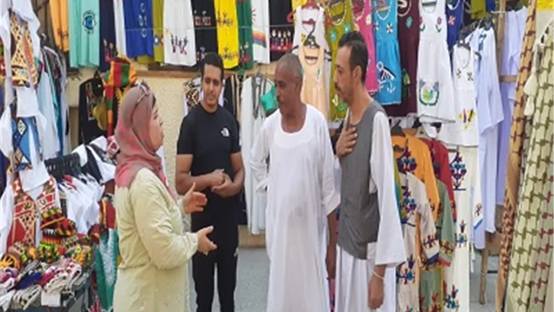توعية أصحاب البازارات السياحية بأسوان بقضية التغيرات المناخية وقمة شرم الشيخ
