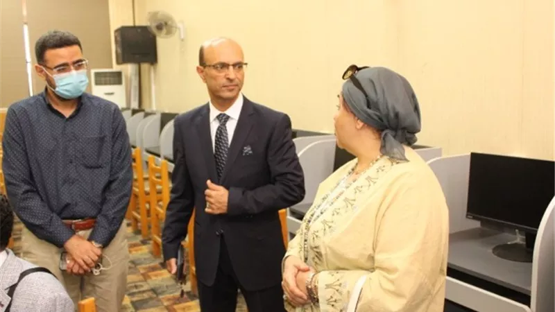 نائب رئيس جامعة أسيوط في جولة تفقدية لكلية الفنون الجميلة لمتابعة أداء العمل