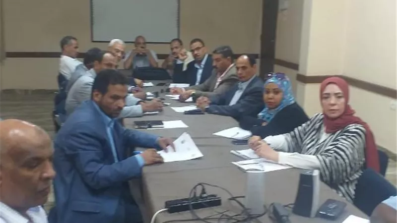 وكيل وزارة التعليم بقنا التواصل الدائم بين مديرية التعليم و الادارات لحل اى مشكله فى أسرع وقت
