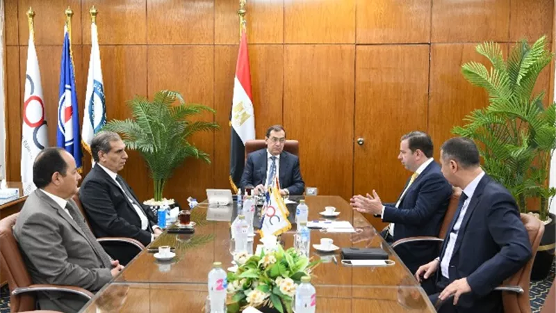 مباحثات مع شل العالمية في مجالات البترول والغاز