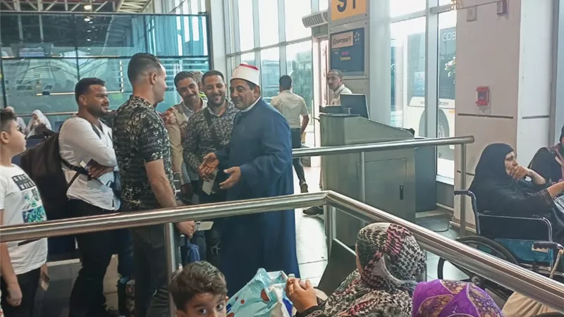 «البحوث الإسلامية»: بدء عمل أول قافلة للتوعية بمناسك الحج بمطار القاهرة الدولي.. صور