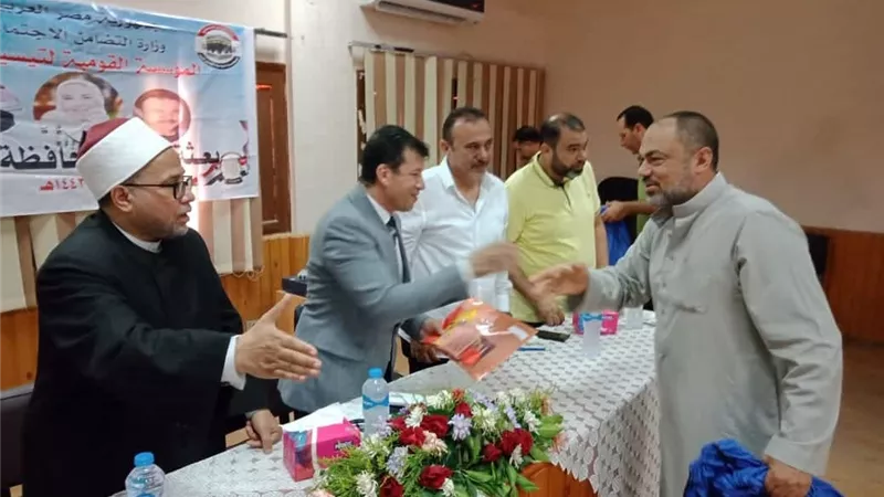 توزيع جوازات السفر علي حجاج الجمعيات بدمياط
