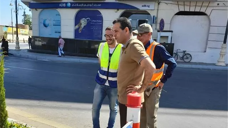 رئيس مدينة الأقصر يتفقد عدد من الإدارات لمتابعة الخدمات المقدمة للمواطنين