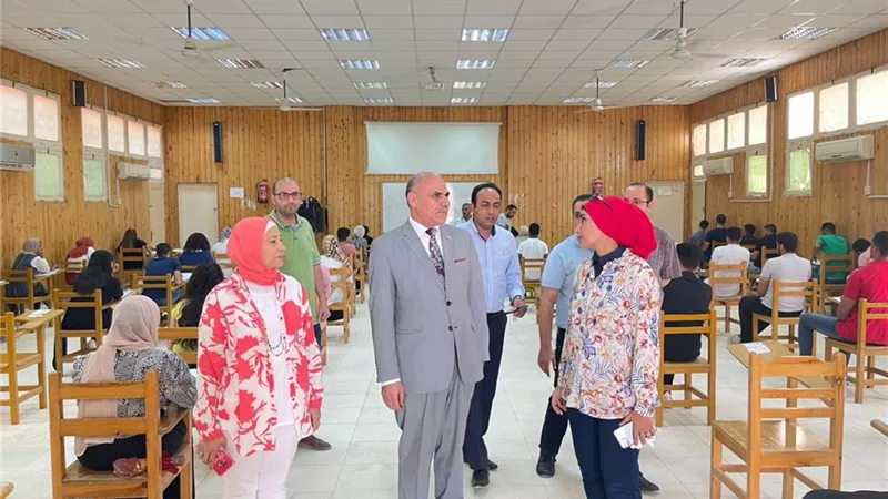 رئيس جامعة الأقصر يواصل جولاته التفقدية لمتابعة انتظام امتحانات نهاية العام ويؤكد .. الامتحانات تسير دون شكاوى أو معوقات