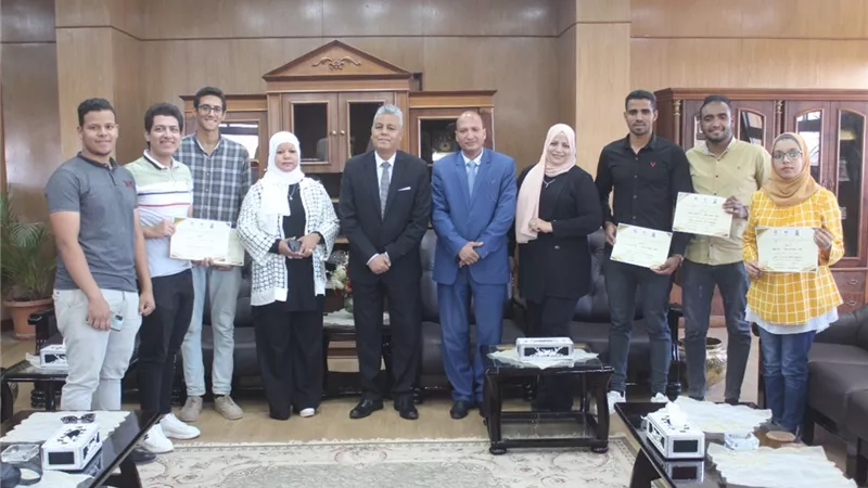 رئيس جامعة جنوب الوادي يكرم الطلاب الفائزين في انتاج فيديو دعائي للتوعية بالتغيرات المناخية
