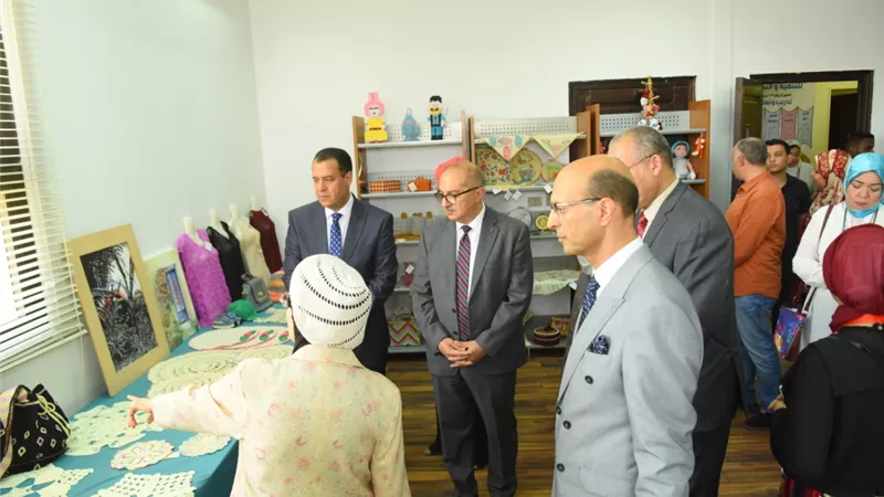 رئيس جامعة أسيوط يفتتح معرضاً فنياً لطلاب كلية الفنون الجميلة