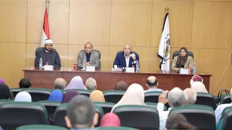 محافظ بني سويف يوجه بتقديم كافة التيسيرات اللازمة و بالدعاء لمصر