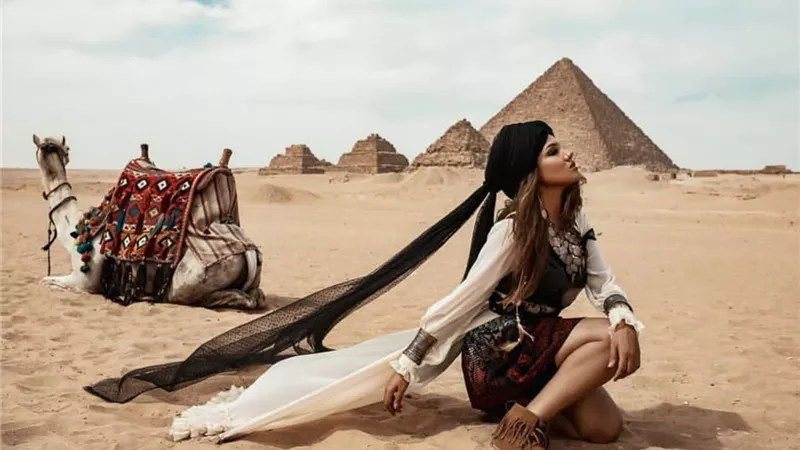 ايمان الحسيني: اجمعي بين الأناقة والعصرية بهذه الخطوات