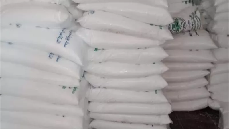 ضبط طن ونصف سماد كيماوي مدعم قبل بيعها بالسوق السوداء بالواسطى..صور