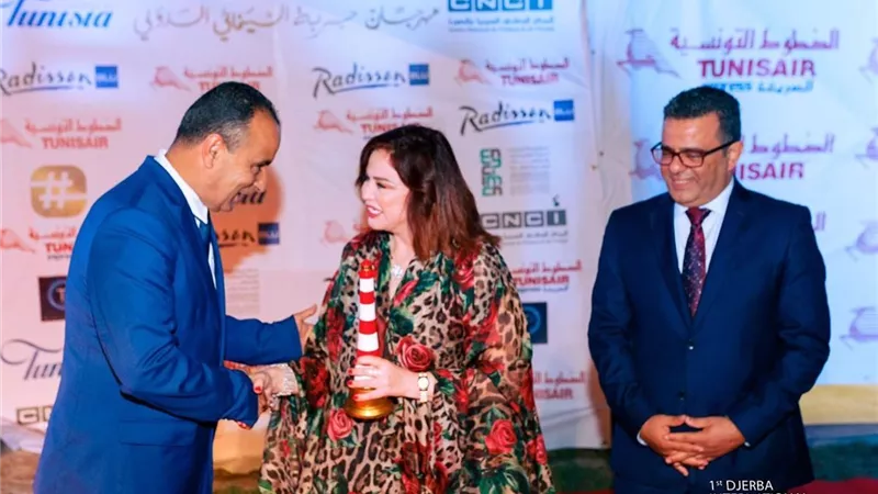 شاهد.. تكريم إلهام شاهين فى مهرجان جربة السينمائي بتونس.. صور