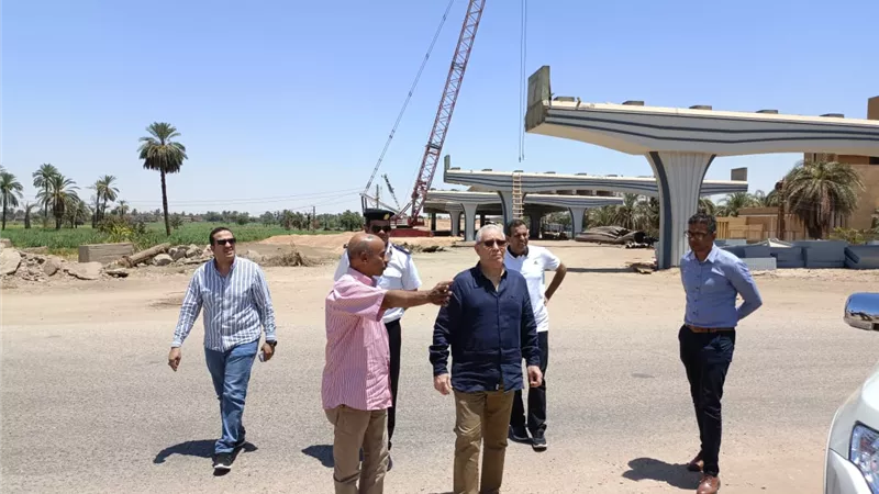 محافظ الاقصر يتفقد سير العمل فى عدد من المشروعات التنموية بالأقصر والزينية