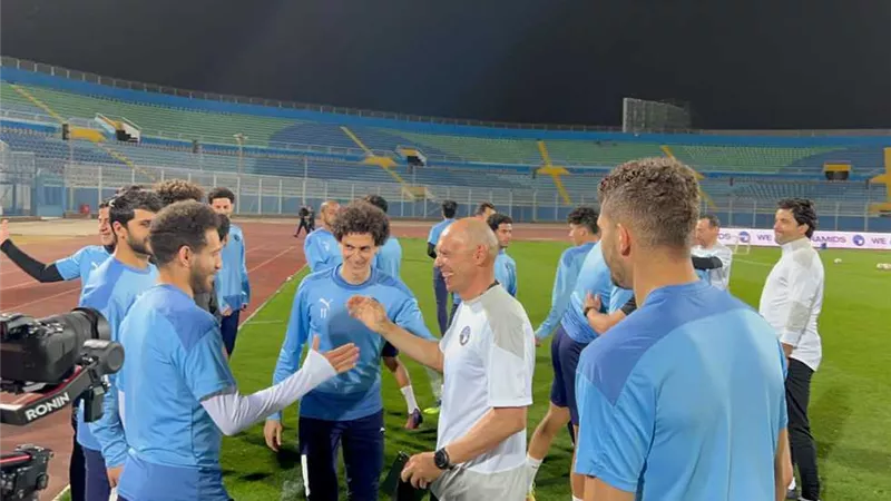 تاكيس يمنح اليوم راحة للاعبى بيراميدز ويكتفى بمران الغد قبل صدام الأهلى
