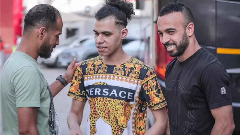 صور .. نجوم الأهلى يرحبون بمشجع من ذوى الهمم بمران اليوم
