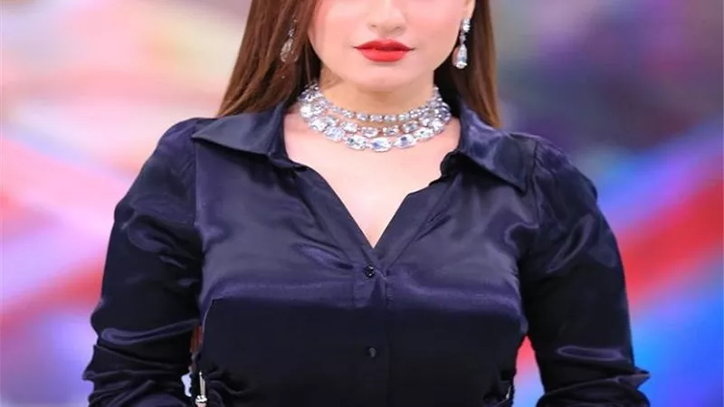 بالأسود.. ياسمين عز تشارك جمهورها إطلالة مميزة (صور)