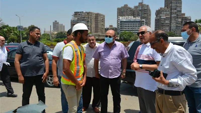 بالفيديو.. محافظ الجيزة يعاين أعمال رصف وتطوير الطريق من ميدان الكيت كات حتي شارع العالمين