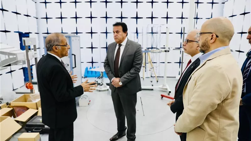 وزير التعليم العالى يتفقد مقر وكالة الفضاء المصرية