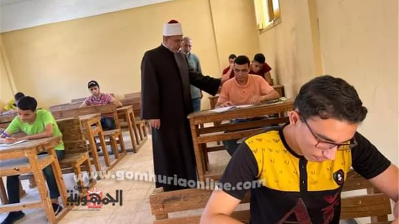 رئيسُ قطاع المعاهدِ الأزهريةِ يتفقدُ لجانَ الثانويةِ بالبحيرة.. صور