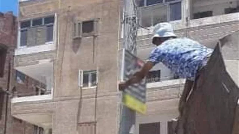 حملات مكثفة بمراكز ومدن الشرقية لرفع وإزالة الإعلانات واللوحات غير المرخصة