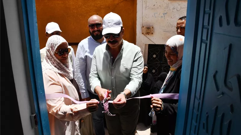 محافظ أسوان يسلم 26 منزل لمتضرري السيول بعد إعادة إعمارهم