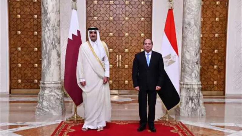 السيسى يودع أمير قطر بمطار القاهرة فى ختام زيارته لمصر