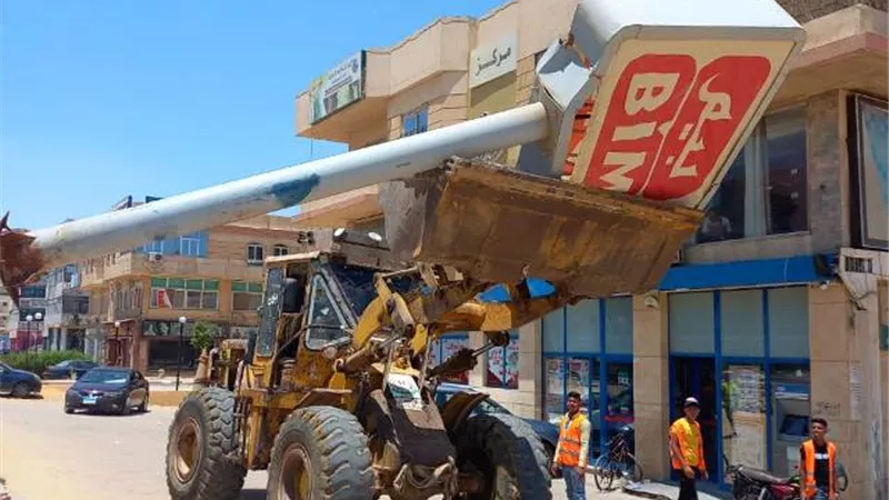 النجار: جهاز 6 أكتوبر يشن حملة مكبرة على الإعلانات المخالفة فى المدينة.. بالصور