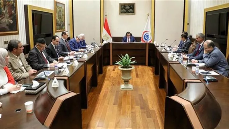 عبد الغفار يتابع مشروع ميكنة منظومة التأمين الصحي الشامل