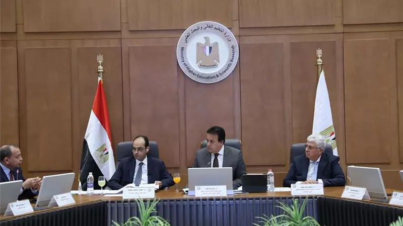 رئيس جامعة الأقصر يشارك باجتماع 