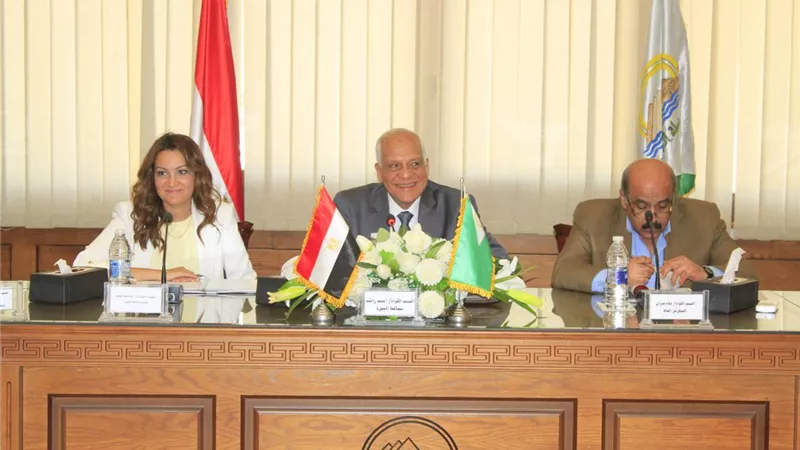 محافظ الجيزة : مشروعات مياه الشرب والصرف الصحي أضافت ٨٠٠ ألف م٣ مياه للبؤر الساخنة