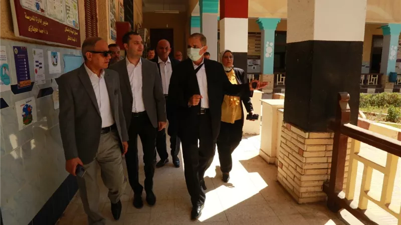 محافظ كفر الشيخ يتفقد لجان الثانوية العامة ويطمئن على تطبيق الإجراءات الاحترازية