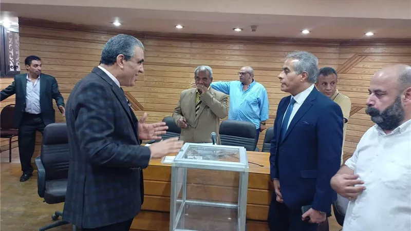 نقابيون يتوافدون على صندوق الاقتراع السري لانتخاب رئيس اتحاد العمال