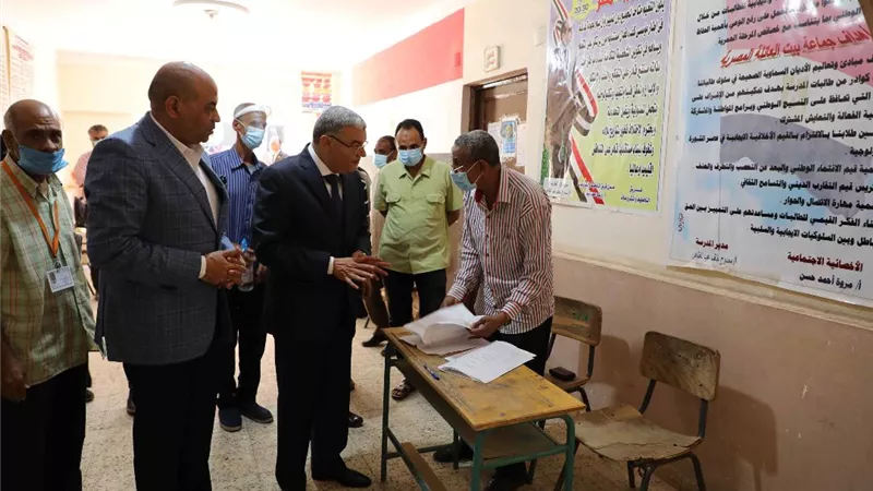 محافظ المنيا يشدد على عدم السماح بالتليفون المحمول مع الطلاب والمراقبين داخل اللجان