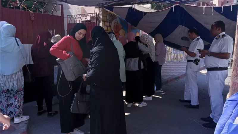 شكاوى من النصوص والقراءة بثانوية دمياط وتغيب 52 طالب عن آداء الإمتحان