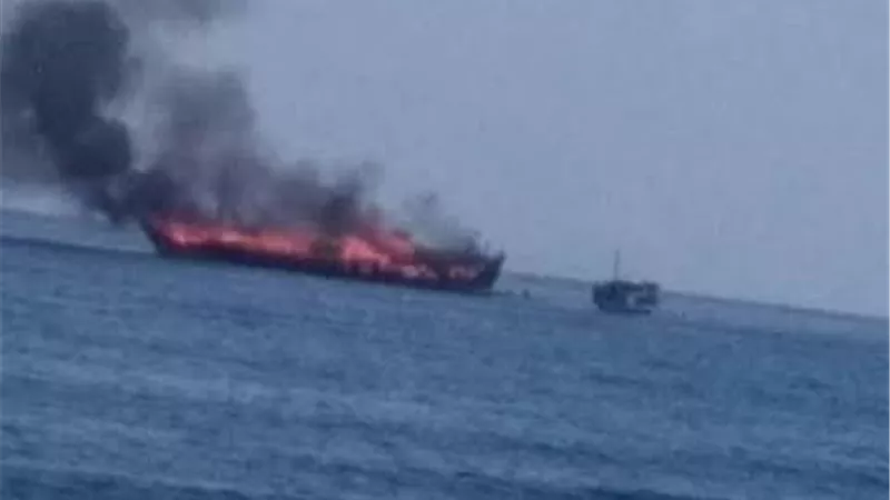 حريق هائل على متن سفينة فلبينية تقل ركابا بينهم أطفال