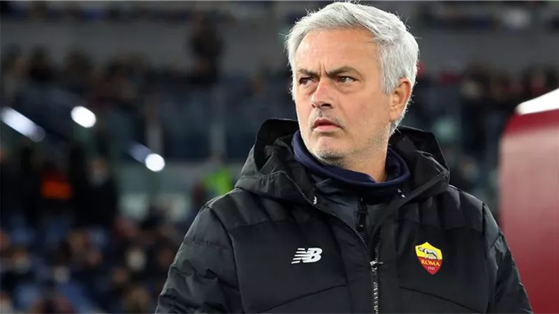 مورينيو يطالب روما بالتعاقد مع مدافع برشلونة