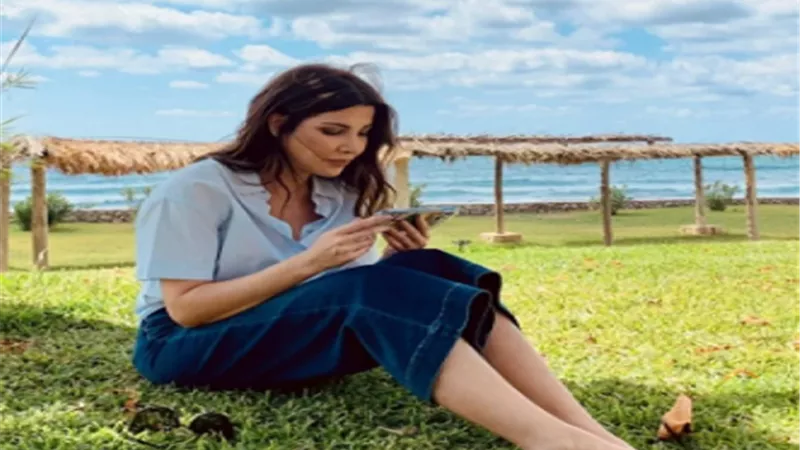نانسي عجرم تستمتع بعطلتها الصيفية فى إحدي الحدائق