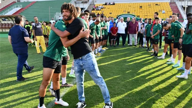 المقاولون العرب يستقبل محمد النني بممر شرفى