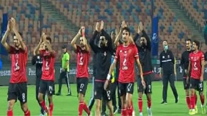 إستقبال حار بين أحمد فتحى ولاعبى الأهلى قبل إنطلاق مباراة ربع نهائى كأس مصر