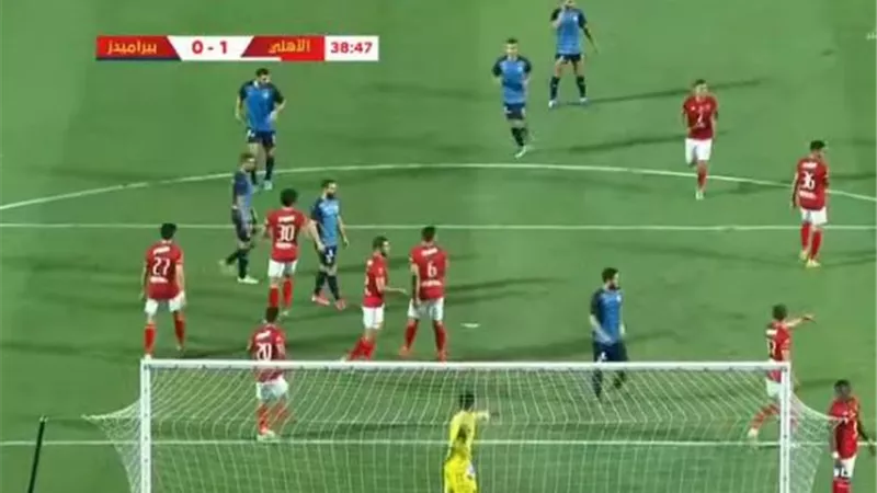 هدف طاهر يمنح الأهلى الأفضلية أمام بيراميدز فى الشوط الأول