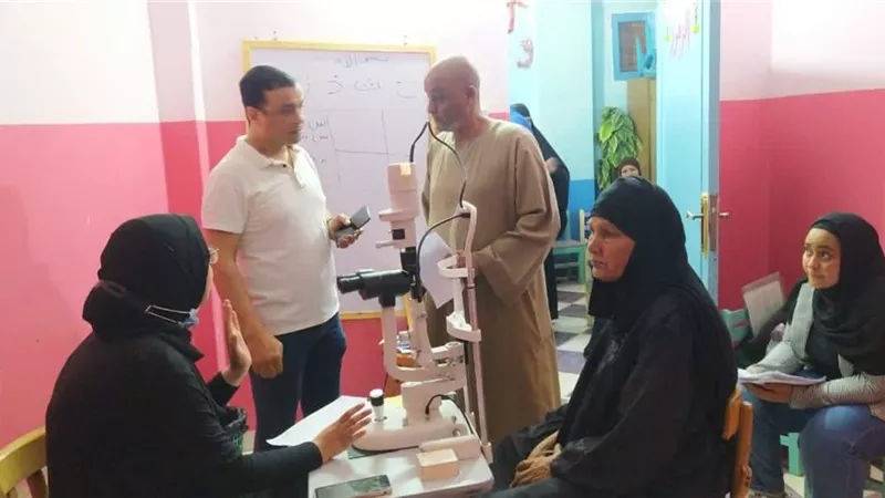 فحص عيون ١٢٠ مواطنا فى قافلة طبية لوحدة السكان بجزيرة العوامية بالأقصر