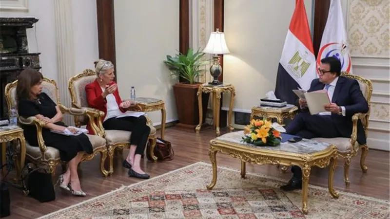 عبدالغفار يناقش تأثير التغييرات المناخية على الصحة الإنجابية