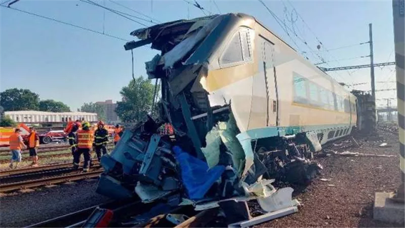 مصرع وإصابة 6 أشخاص في حادث قطار شمال شرق التشيك