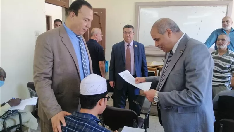 بسبب حرارة الطقس .. رئيس جامعة الأزهر يوزع الماء البارد على طلبة اللغة العربية ..صور