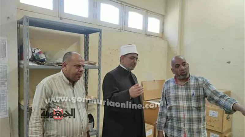 رئيس قطاع المعاهد الأزهرية يتفقد مركز توزيع الأسئلة بالإسكندرية
