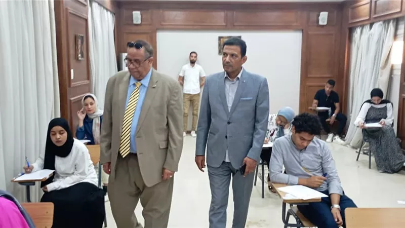 نائب رئيس جامعة الأقصر يتفقد سير الامتحانات بالكليات