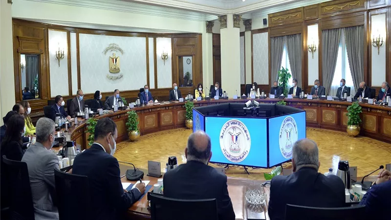 رئيس الوزراء يوجه بوضع آلية للإفراج المنظم عن باقي شحنات السيارات خلال الفترة المقبلة