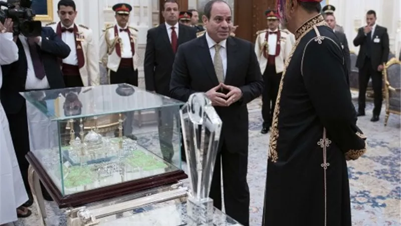 سلطان عمان يقيم مأدبة عشاء تكريما للرئيس السيسي ويتبادلان الهدايا التذكارية.. صور