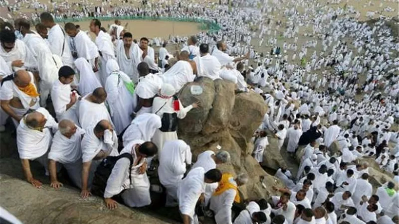 استقطاع جزء من تركة المتوفى مقابل القيام بالحج نيابة عنه..هل فيه وجوب